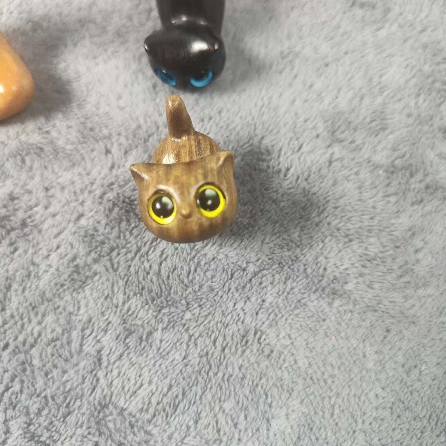 Handcrafted Sandalwood & Ebony Cat Figurines – Minimalist Wooden Animal Ornaments Collection.