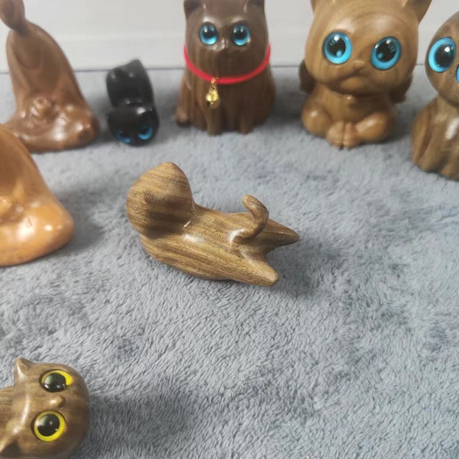 Handcrafted Sandalwood & Ebony Cat Figurines – Minimalist Wooden Animal Ornaments Collection.