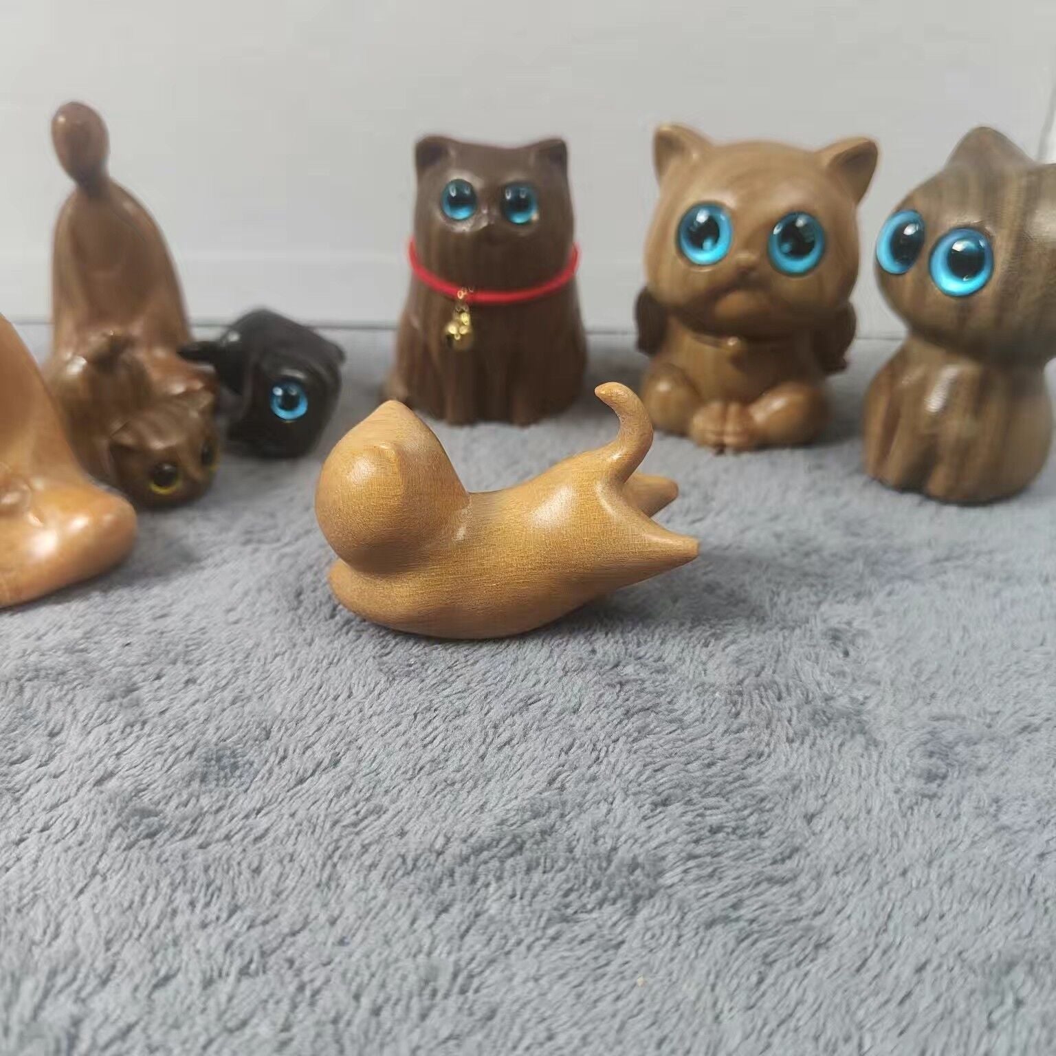 Handcrafted Sandalwood & Ebony Cat Figurines – Minimalist Wooden Animal Ornaments Collection.